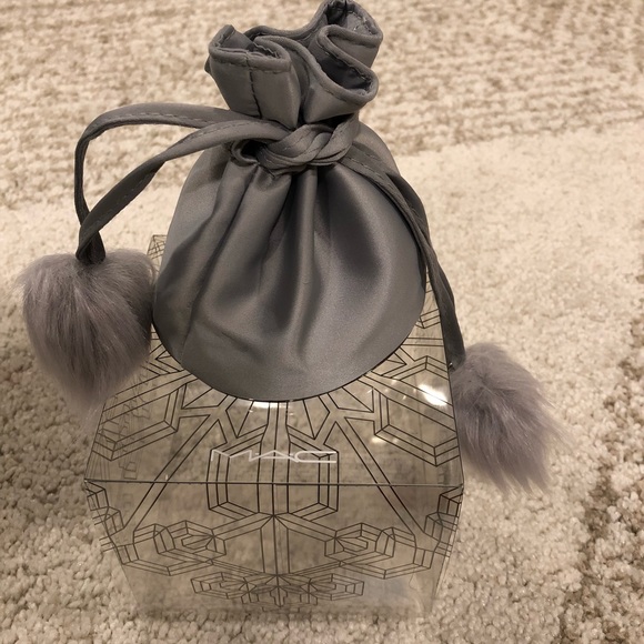 NWT MAC cosmetics snow ball kit in Ruby Woo - Picture 2 of 8